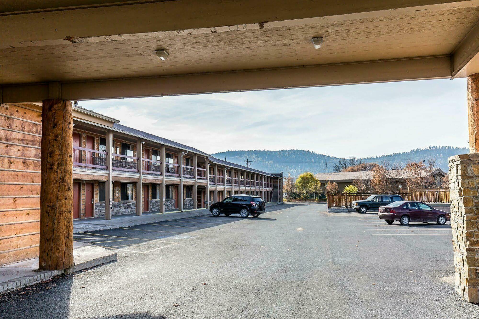 Econo Lodge Inn & Suites Kalispell - Glacier National Park Gateway מראה חיצוני תמונה